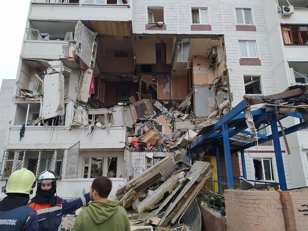 В России взрыв разнес многоэтажный жилой дом, под завалами ищут людей