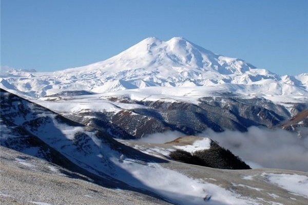 Во время восхождения на Эльбрусе застряла группа альпинистов, пятеро погибли 