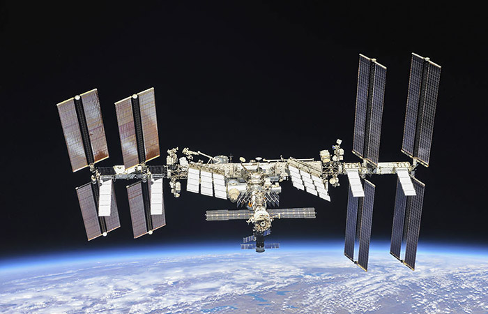 Загроза екіпажу МКС: у Міноборони РФ підтвердили, що знищили супутник прямо на орбіті Землі