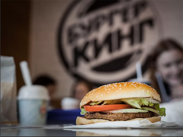 "Місце жінки – на кухні". Компанія Burger King потрапила у сексистський скандал через свій твіт