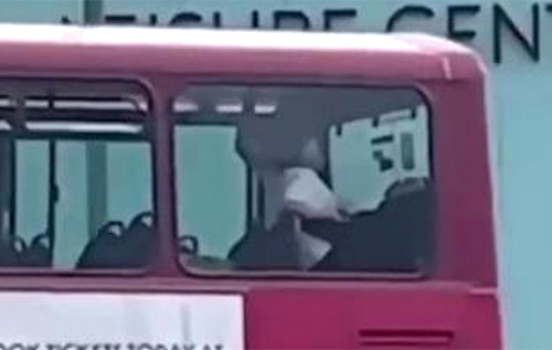 У Британії посеред білого дня пара зайнялася сексом в автобусі. ВІДЕО