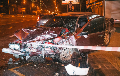 В Киеве вылетевшая на остановку машина едва не убила людей. ВИДЕО