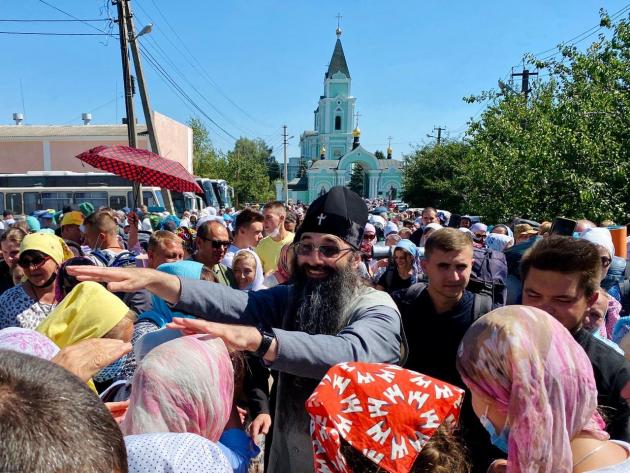 В разгар эпидемии коронавируса тысячи паломников УПЦ начали крестный ход в Почаевскую лавру. ВИДЕО