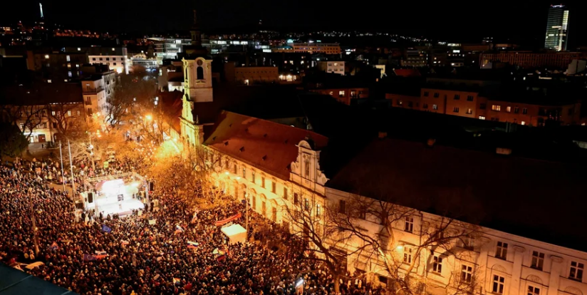Масові протести проти уряду Фіцо у Словаччині: на вулиці Братислави прийшла рекордна кількість людей. ФОТО, ВІДЕО