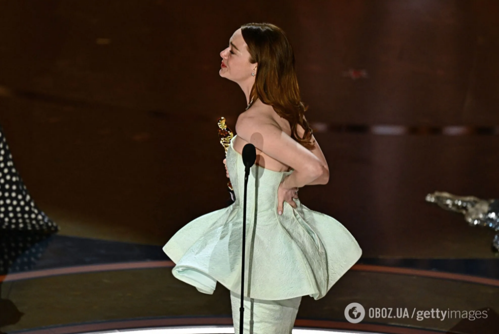 В Емми Стоун розійшлася сукня, коли вона виходила на сцену по свій Оскар: "найкраща акторка" звинувачує в цьому Раяна Гослінга