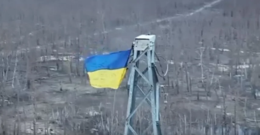 У День Нацгвардії бійці бригади Хартія за допомогою дрона закріпили прапор України на опорі ЛЕП у тилу ворога. ВІДЕО