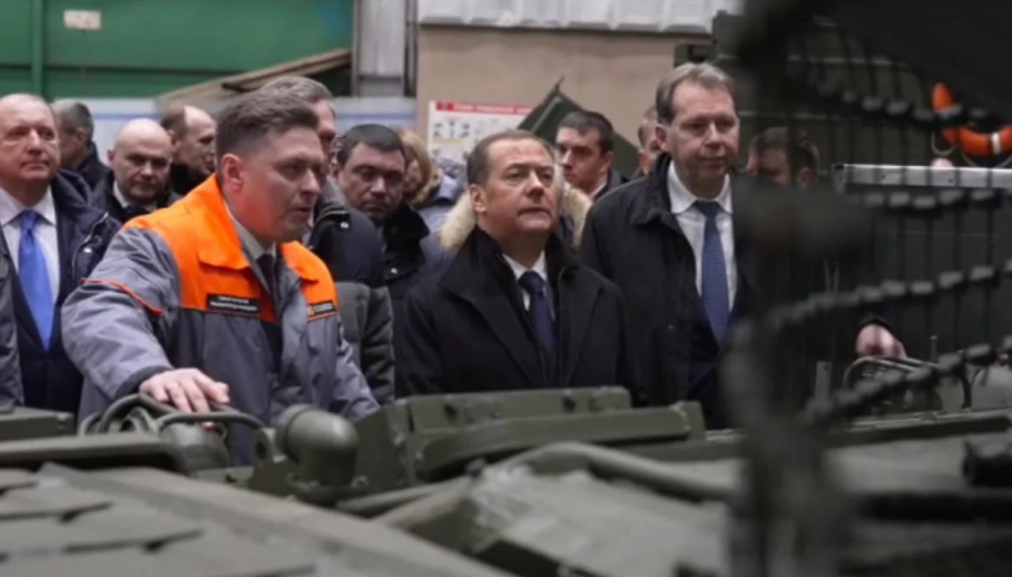 Медведєв позаздрив успіхам Зеленського в ЄС: закликав розчохлити виробництво своїх танків