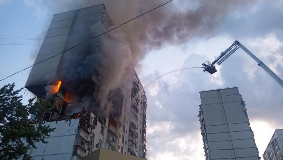 У Києві в 16-типоверхівці стався вибух: одна людина загинула, двоє постраждало. ФОТО