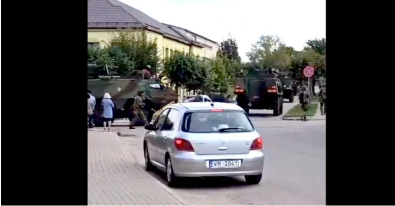 Колона бронетехніки НАТО у Латвії налякала місцевих "ватників". ВІДЕО