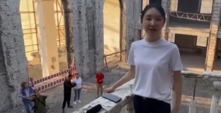 Співачка з Китаю цинічно виконала Катюшу на руїнах драмтеатру в захопленому Маріуполі. У МЗС України різко відреагували