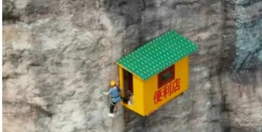"Найнезручніший". У Китаї на скелі працює магазин для альпіністів. ФОТО