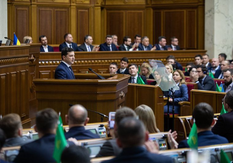 Розігнати "чортів": що Зеленський і депутати хочуть зробити з рішеннями Конституційного суду. І що можуть
