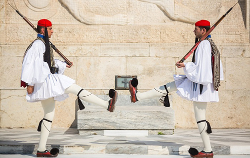 Юбки, чулки и туфли с помпонами: почему греческие элитные гвардейцы носят такую странную форму. ФОТО