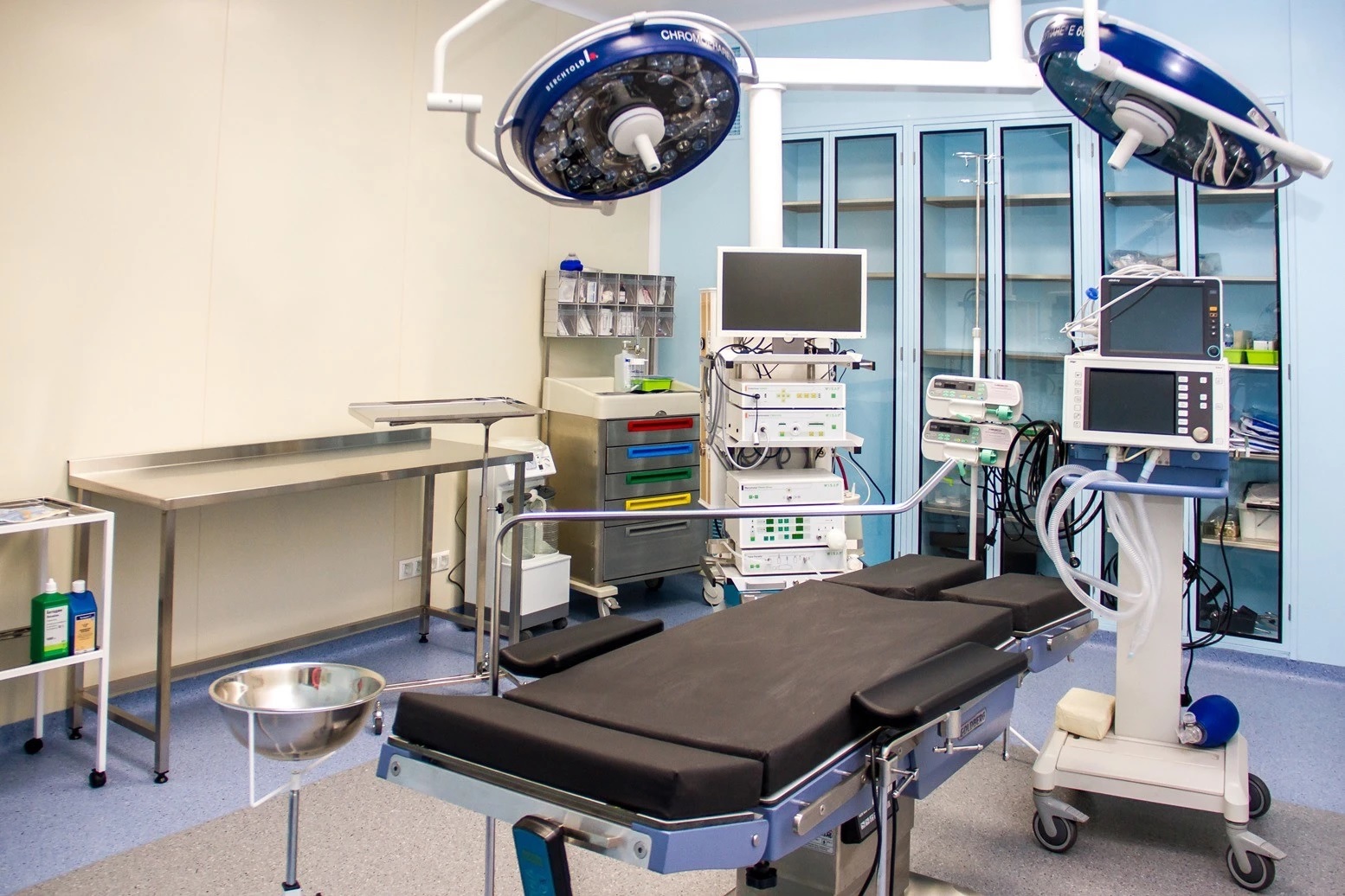Хірургічні столи для лікарень від постачальника MedicalStore