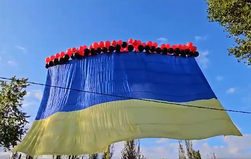 Над окупованим Донецьком замайорів прапор України: його запустили в небо військові волонтери. ВІДЕО