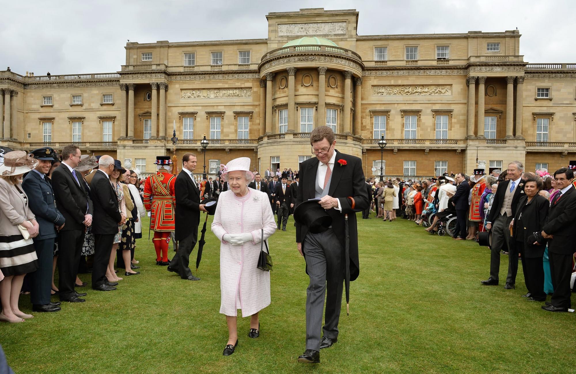 Королева Елизавета II впервые в истории пустит туристов на пикники в сад Букингемского дворца