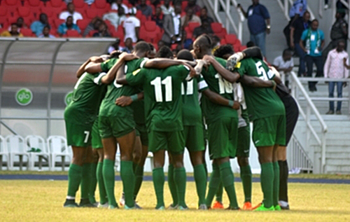 Игрок "Насарава Юнайтед" из высшей футбольной лиги Нигерии Чиеме Мартинс умер после столкновения с соперником из команды "Катсина Юнайтед".