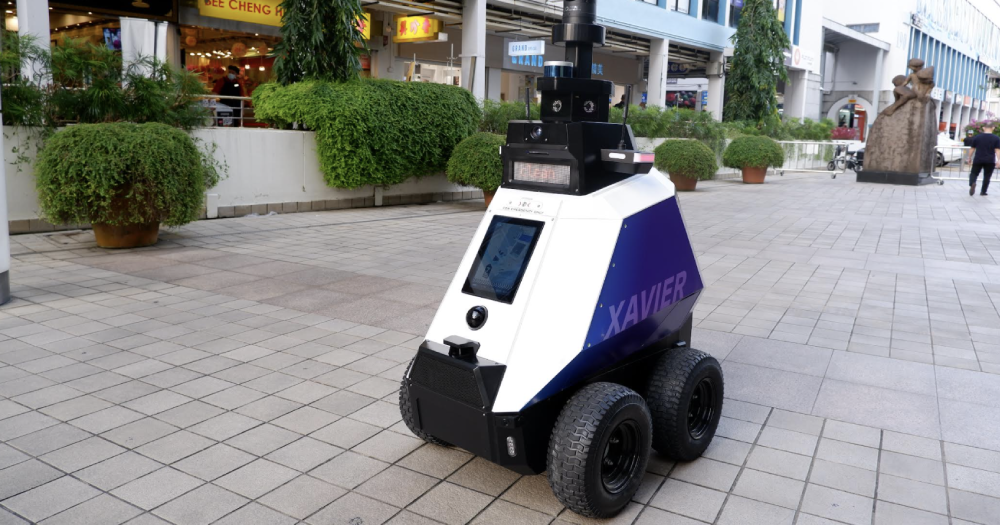 В Сингапуре роботы-патрульные начали следить за общественным порядком на улицах 