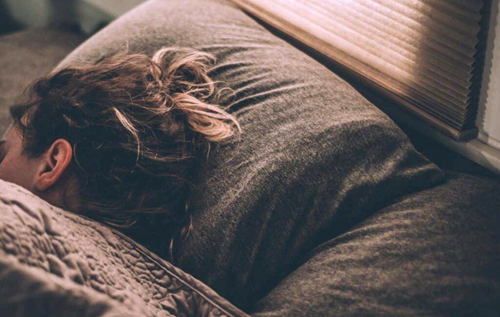 Відсипання у вихідні дні не зменшує шкоду для серця від недосипу у будні, – дослідження