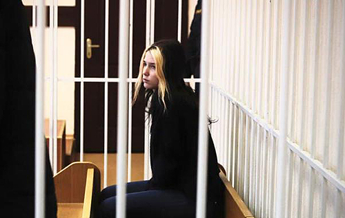 В Беларуси приговорили к 2 годам колонии 18-летнюю девушку, которая расписала щиты военных во время протестов