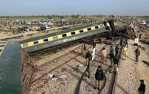 Десятки загиблих, сотні поранених: у Пакистані зійшов із рейок пасажирський потяг