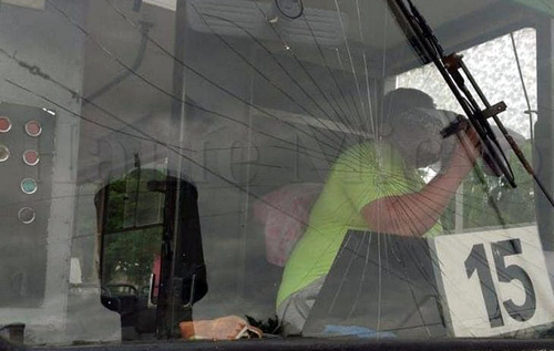 В Днепре хулиганы разгромили трамвай и избили водителя. ФОТО