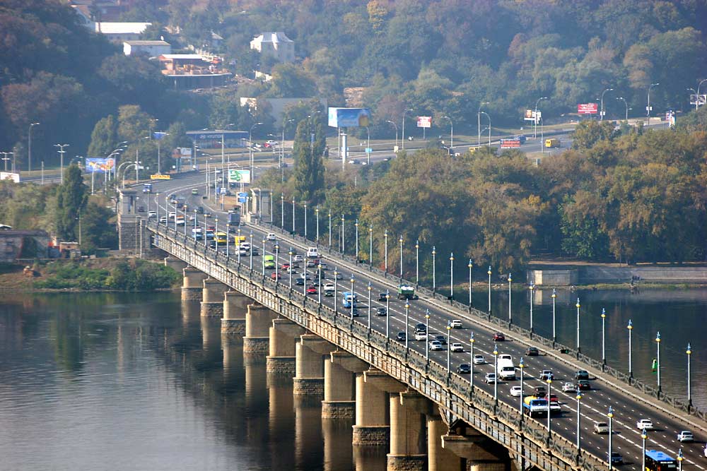 У Києві на мосту Патона змінюють схему руху транспорту: що потрібно знати водіям