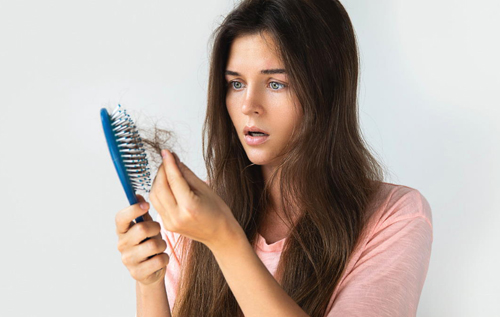 Втрачають об'єм і густоту: три помилки у догляді за волоссям, які призводять до їх випадання