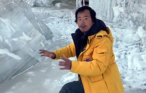 В Китае популярный блогер и эколог погиб, упав в ледяной водопад. ВИДЕО