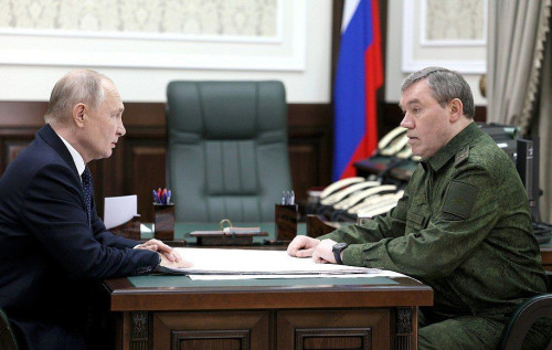 Невидиме чорнило? На кадрах зустрічі Путіна й Герасимова помітили дивний "нюанс": мережа вибухнула жартами