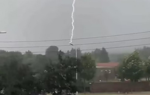 Молния 12 раз ударила в одно и то же место. ВИДЕО