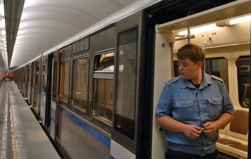Пассажир метро, зажатый дверьми поезда, рассказал, как выжил в тоннеле
