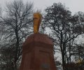 В Ахтырке средь бела дня «свободовцы» поломали Ленина. ВИДЕО