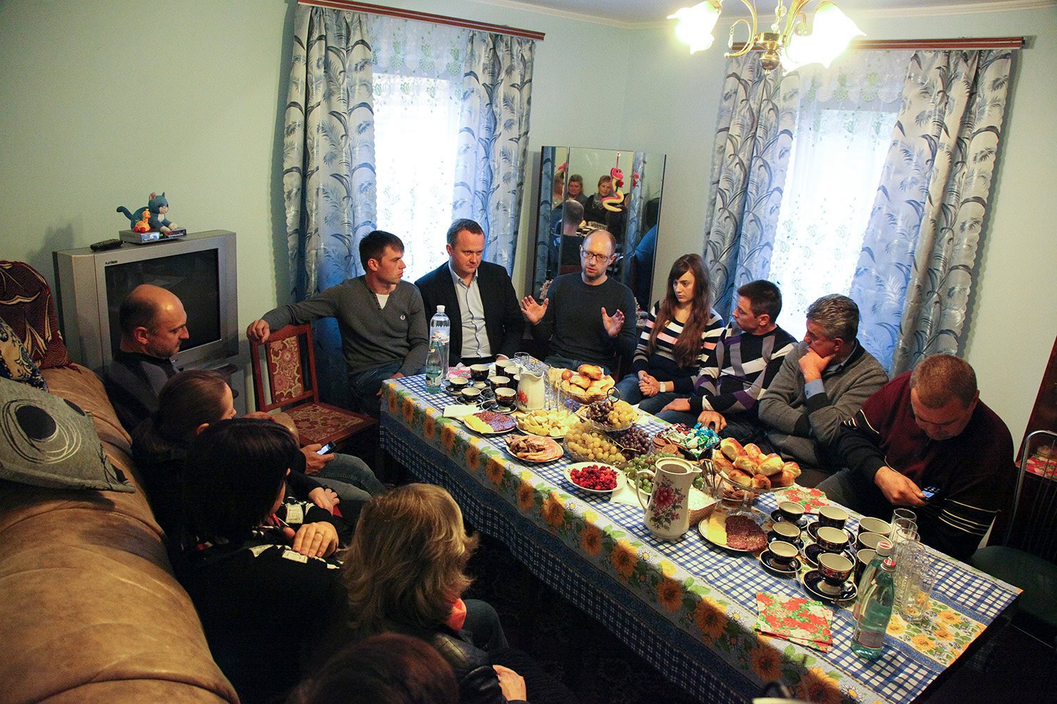 Яценюк навідався до родини, яка тримає чебуречну біля траси (фото) Яценюк навідався до родини, яка тримає чебуречну біля траси (фото)