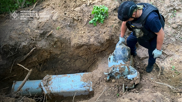 У Києві чоловік знайшов у лісі бойову частину ракети Х-69. ФОТО