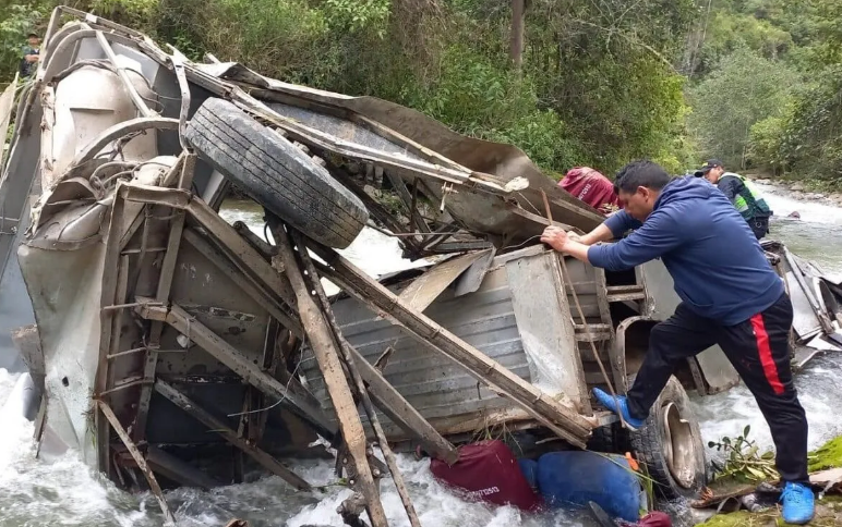 У Перу пасажирський автобус злетів у прірву, загинули десятки людей