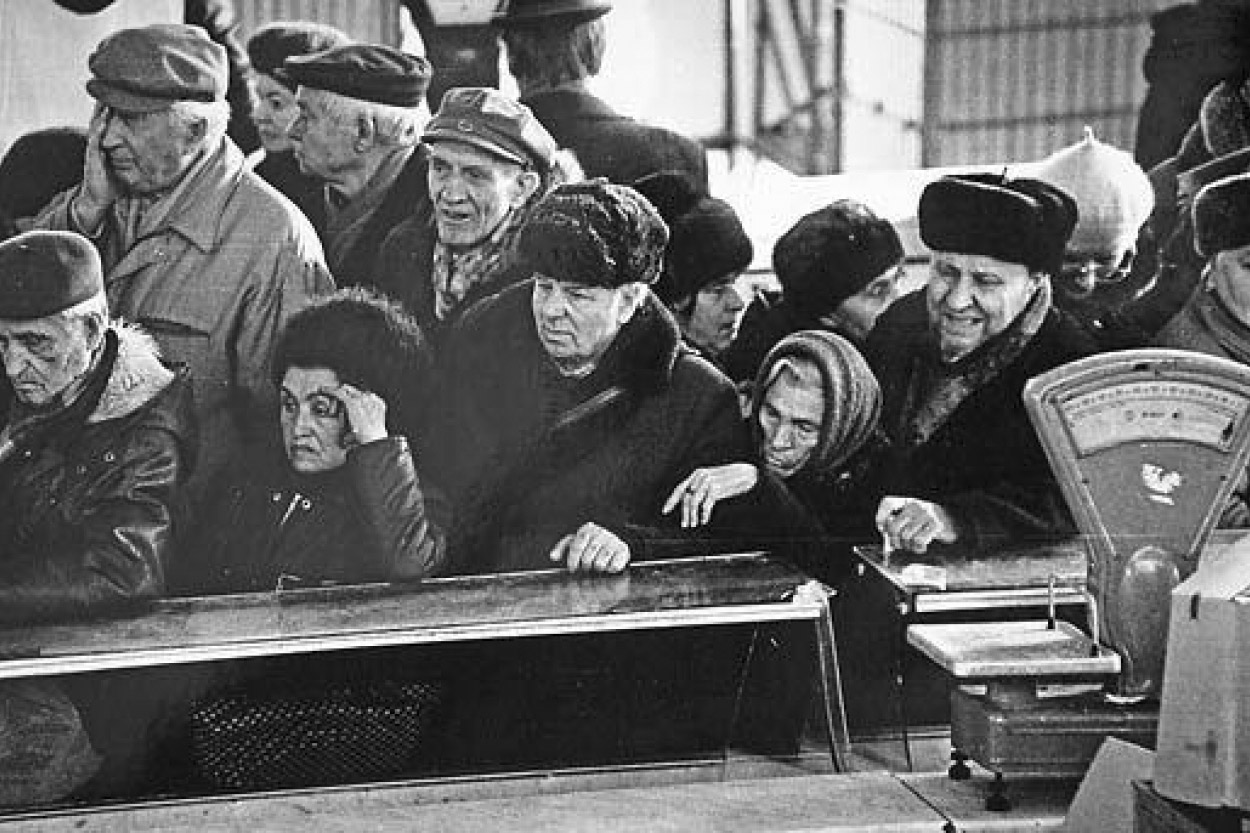 Экономика в 70 х. Очереди в эпоху застоя. Советские люди. Брежневская эпоха очередь. Застой 70-х годов.