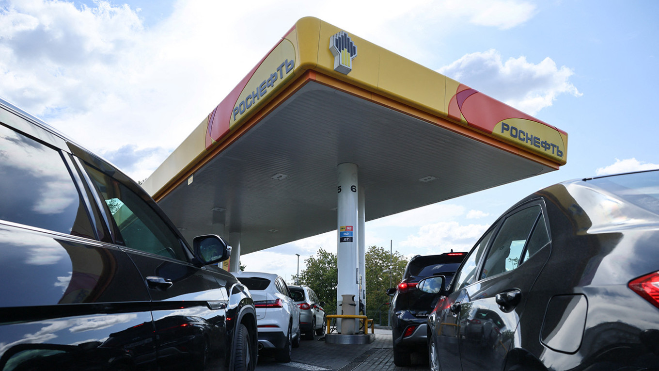 У Москві запровадили ліміти на продаж бензину У Москві запровадили ліміти на продаж бензину