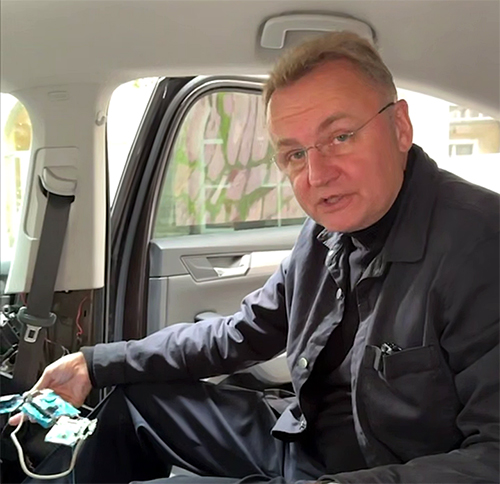 Садовий заявив, що в його службовому авто знайшли, ймовірно, пристрій для прослуховування. ВІДЕО