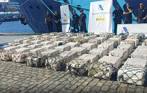 В Атлантиці перехопили яхту з 2,1 тонни кокаїну В Атлантиці перехопили яхту з 2,1 тонни кокаїну