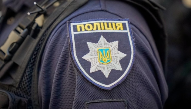 У Києві поліцейський вистрілив у собаку, яка нападала на людей в укритті. ВІДЕО