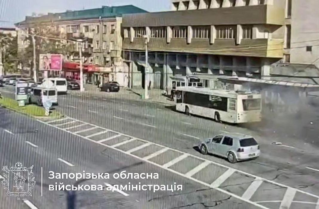 Російський FPV-дрон атакував автобус у центрі Запоріжжя, є поранені. ВІДЕО