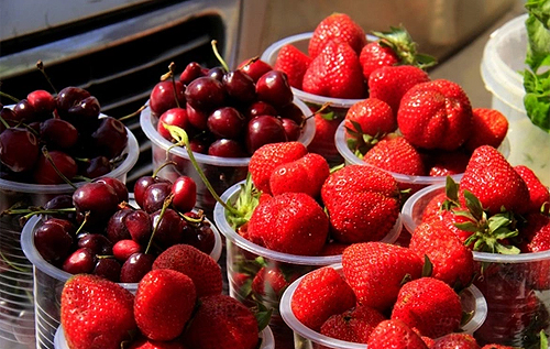 В Україні рекордно великі ціни на полуницю і черешню: озвучені причини