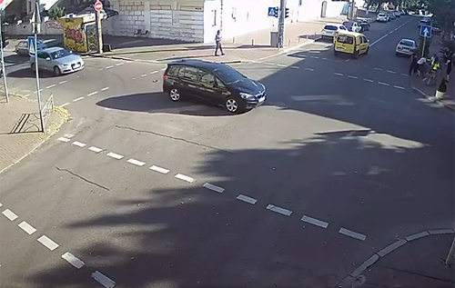 У Києві авто збило дитину на переході: водій втік. ВІДЕО