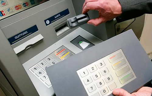 Мошенники "читают" платежные карты украинцев при пользовании банкоматами: как не стать их жертвами