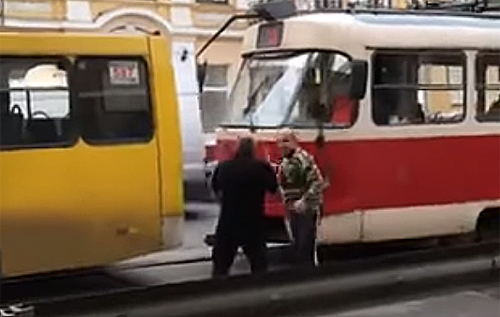 В сети обсуждают "эпичную" драку водителей маршрутки и трамвая в Киеве. ВИДЕО