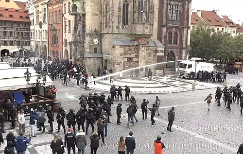 В Чехии прошли протесты против карантина: полиция применила водометы