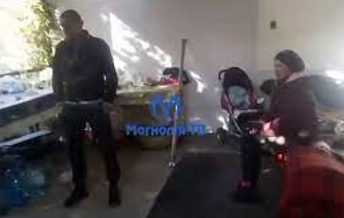 У Києві родина з немовлям оселилася в будинку з картону. ВІДЕО