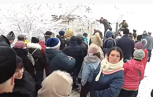 Зато без "бандеровцев": в сети показали видео огромной очереди за едой в Луганске