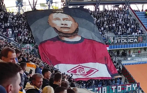 Путін "повісився" на футбольному матчі у Польщі: фанати розмістили яскравий банер, скандуючи "Ruska kurwa". ВІДЕО